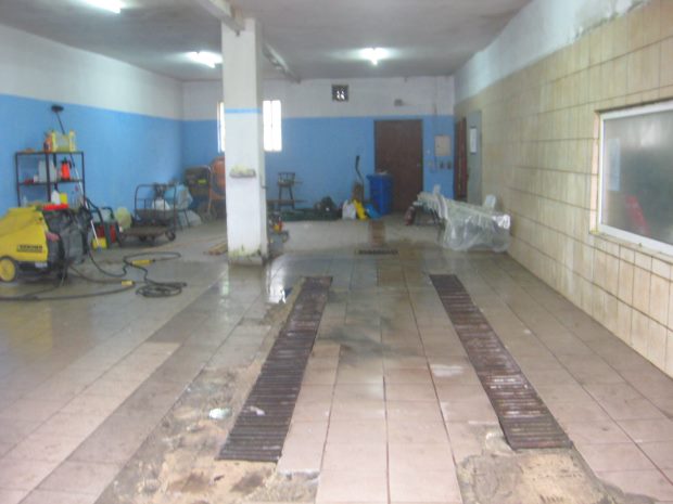 Waschanlage im hinteren Teil des Hauses