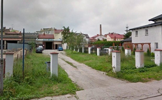 Grundstckseinfahrt vom Haus hinten