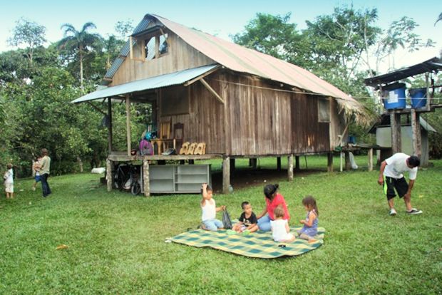 Wohnhaus im Regenwald von Ecuador