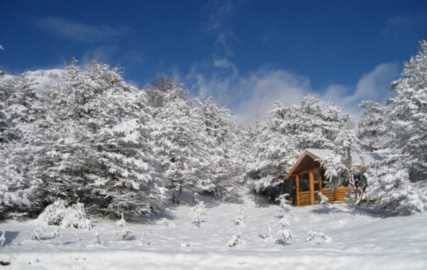 Grillhaus vom Einfamilienhaus im Winter