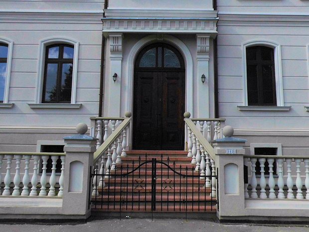 Eingang zur Schlossvilla