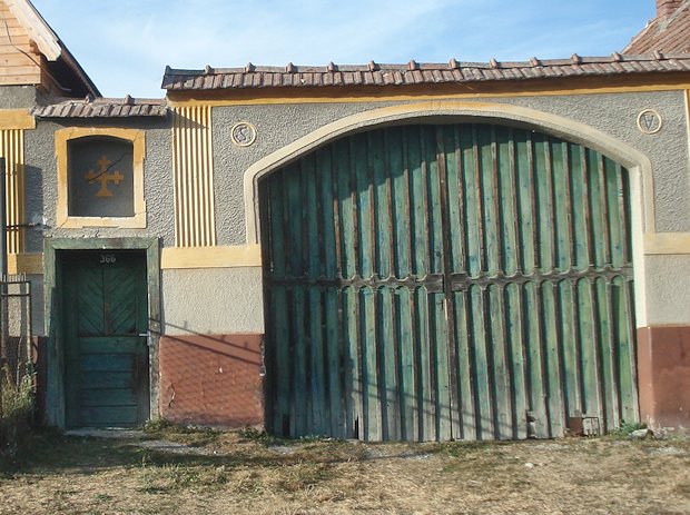 Hoftor vom Wohnhaus in Alamor Loamnes Rum�nien