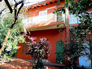 Ferienhaus mit tropischen Garten in Aregua