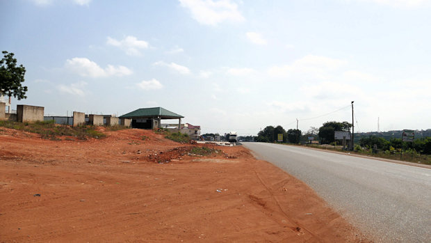 Aflao Road am Baugrundstck in Dawhenya Ghana