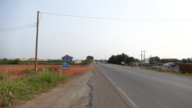 Akosombo Road in Afienya nah dem Baugrundst�ck
