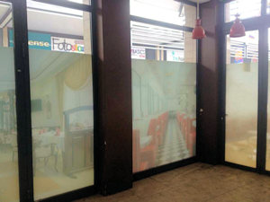 Verkaufsraum mit groer Schaufensterfront