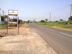 Stra�e am Baugrundst�ck in Tema