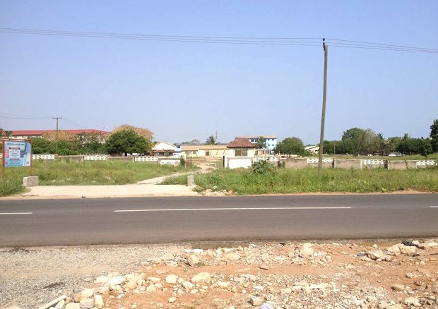 gegen�ber dem Baugrundst�ck in Tema