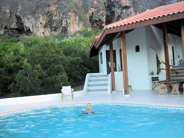Swimming Pool der Villa
