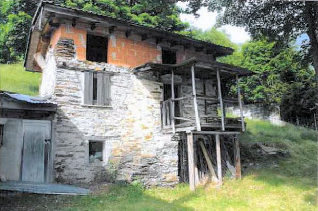 Ferienhaus zum Ausbau in Indemini Gambarogno Schweiz
