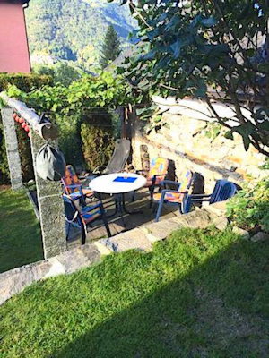 Garten und Terrasse vom Ferienhaus der Gemeinde Borgnone
