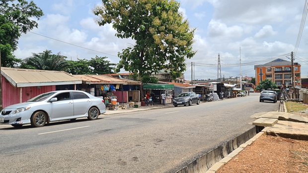 angrenzende Strae vom Baugrundstck in Kumasi Ghana