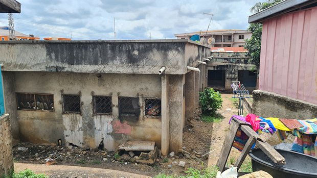Abrisshaus auf dem Grundstck in Kumasi