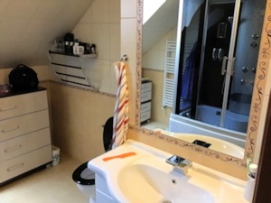 Bad im Obergeschoss des Wohnhauses