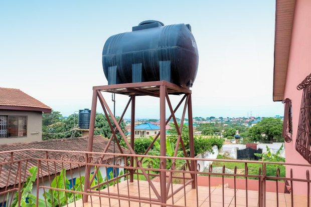 Wassertank vom Wohnhaus in Accra