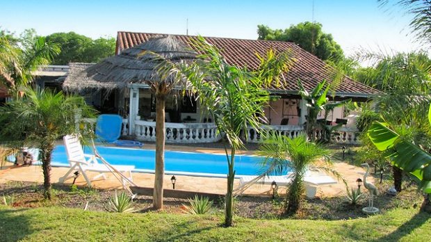 Wohnhaus mit Pool in Caacupe