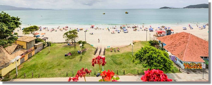 Strand und Meer vor dem Hotel in Brasilien