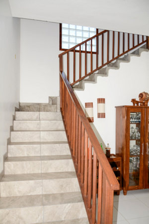 Treppenaufgang vom Wohnhaus