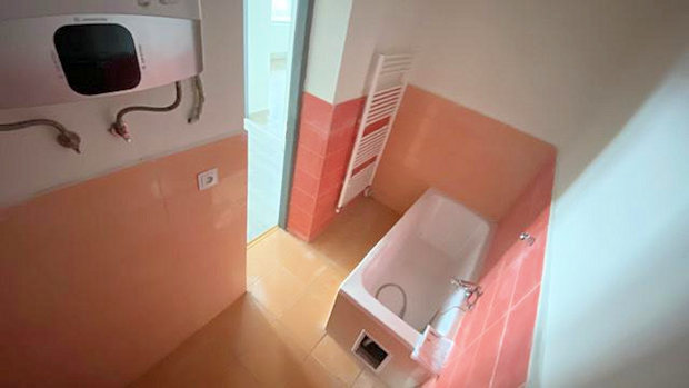 Badezimmer einer Wohnung im Wohnblock in Ostrava Tschechien