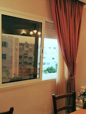 Schiebefenster am Balkon der Wohnung