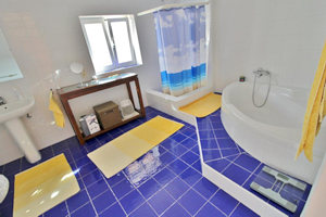 Bad mit Wanne und Dusche im Einfamilienhaus