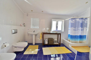 gro0es Bad vom Einfamilienhaus