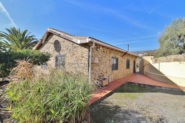 Einfahrt zum Grundst�ck vom Einfamilienhaus