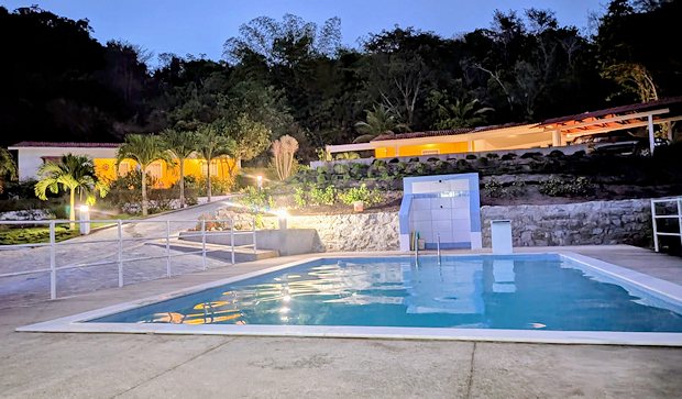 Pooldeck im Garten der Granja