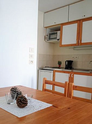 Kchen und Essbereich der kleinen Ferienwohnung in Calvi