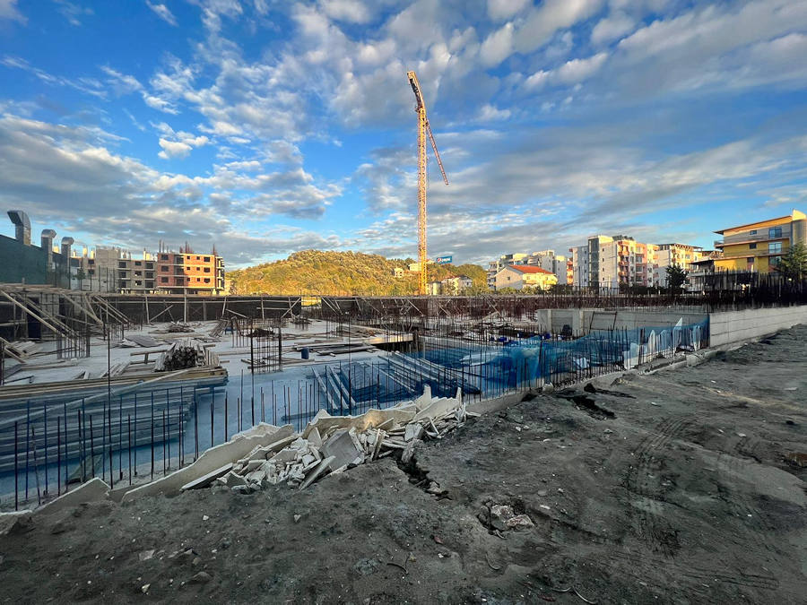 Baustelle der Eigentumswohnungen in Golem Albanien