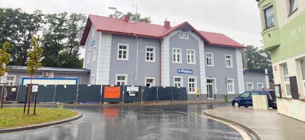 Bahnhof gegen�ber dem Gesch�ftshaus in Prestice Pilsen