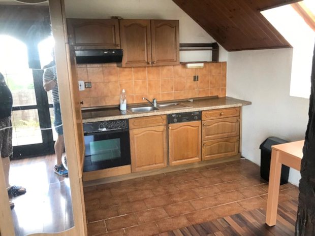 K�che der gro�en Wohnung im Gesch�ftshaus