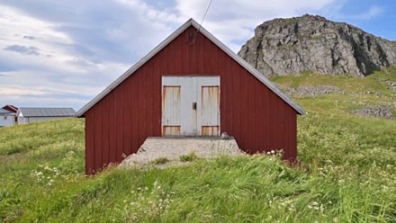 Gebude auf dem Grundstck der mglichen Ferienanlage in Norwegen