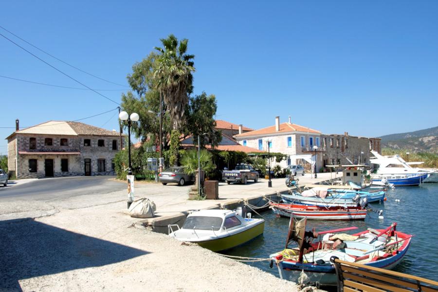 Lesbos Gaststtte im Hafen am Meer zum Kaufen