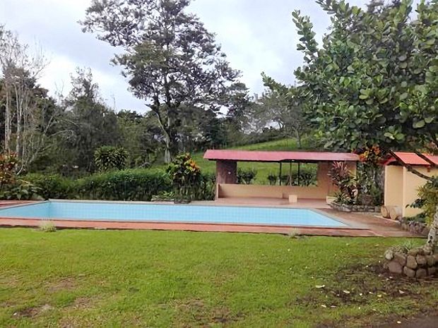 Swimming Pool auf dem Anwesen in Tronadora