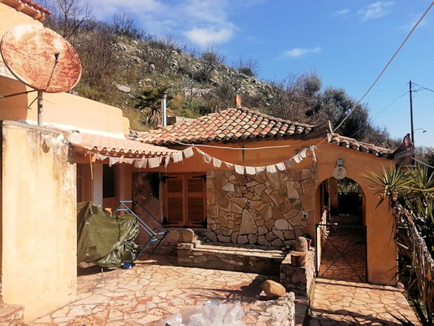 Landhaus am Hang bei Koroni zum Kaufen