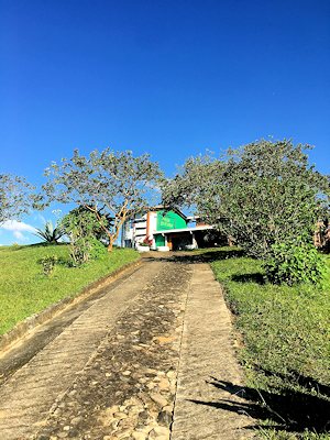 befestigte Strae zum Touristenhotel