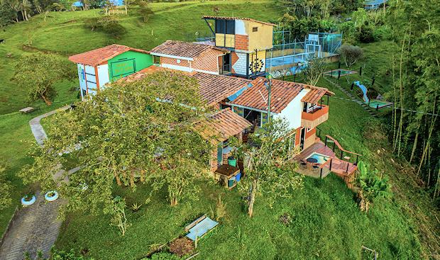 Gebude vom Gstehaus mit Sportplatz bei Guatape Kolumbien