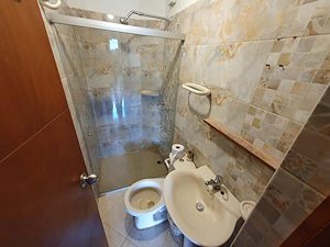 Toilette und Dusche zum einem Gstezimmer der Finca