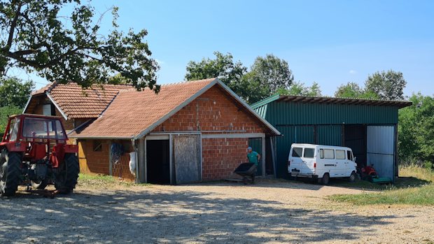 Wohnhaus am Pferdestall der Apfelplantage in Serbien Wohnhaus am Pferdestall der Apfelplantage in Serbien