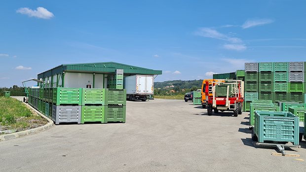 Lagerhalle Verpackungshalle der Apfelplantage Lagerhalle Verpackungshalle der Apfelplantage