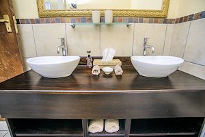 Waschbereich im Bad der Lodge