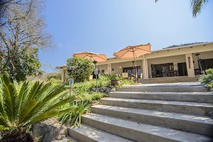 zum Pooldeck der Lodge