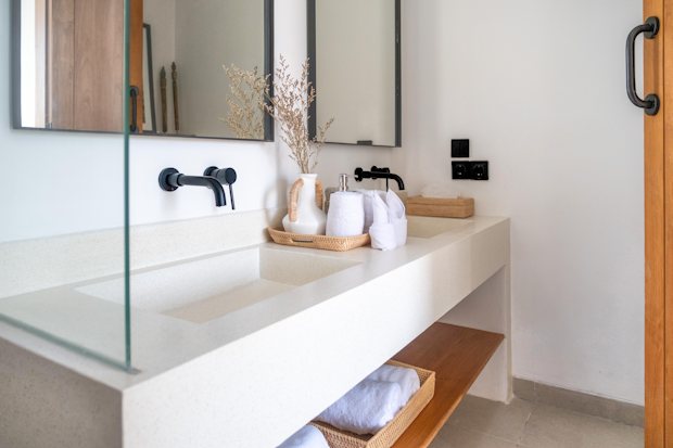 Waschbecken im Bad der Villa