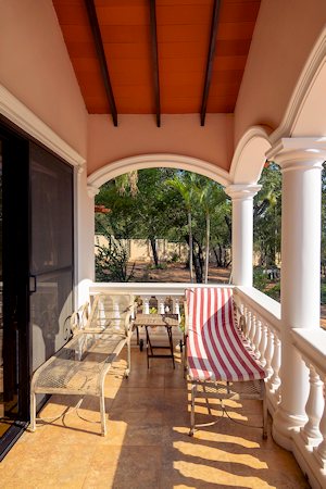 Balkon der Villa mit Seeblick auf den Ypacarai