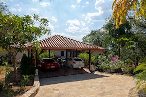 2. Carport der Villa