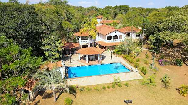 Villa mit Pool und groem Grundstck in Paraguay