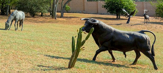 Skulpturen auf dem Grundstck der Villa