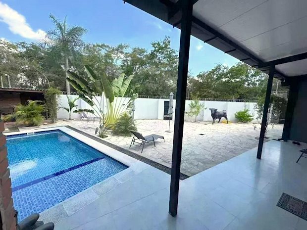 Wohnhaus mit Pool in San Bernardino Paraguay zum Kaufen