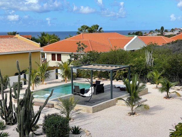 Garten mit pool vom Apartmenthaus